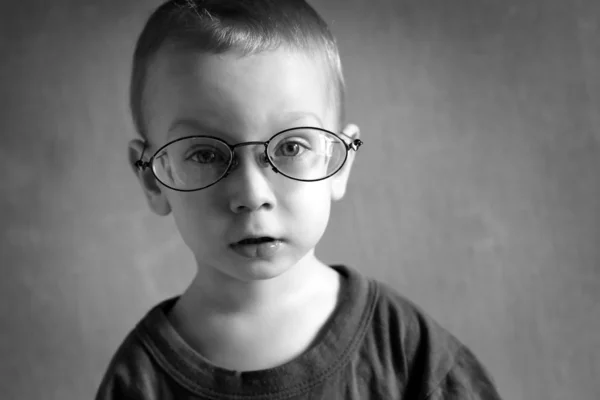 Pojke med glasögon — Stockfoto