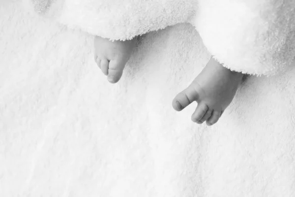 Fötter av barnet — Stockfoto