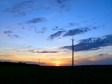 Gün batımında elektrik hatları