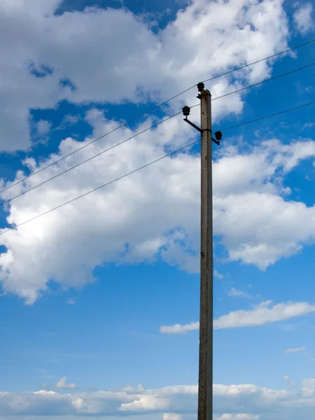 Elektrische leidingen tegen de lucht — Stockfoto