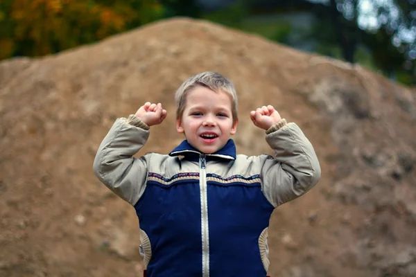 Malý chlapec, křičí — Stock fotografie
