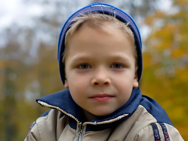 Junge im Herbst — Stockfoto