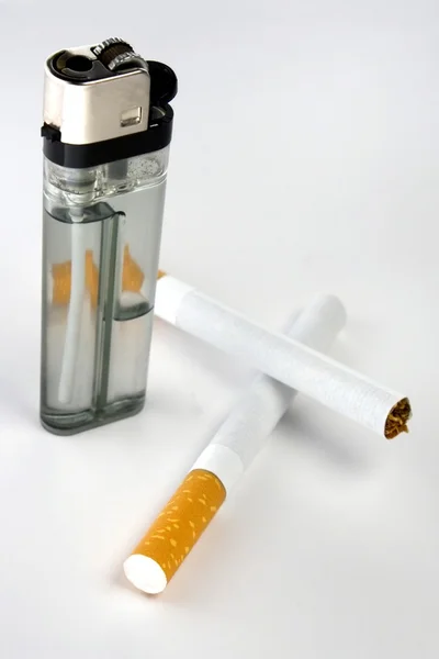 Zigaretten Nahaufnahme mit Feuerzeug — Stockfoto