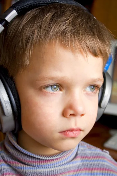 Liten pojke i örat-telefoner — Stockfoto