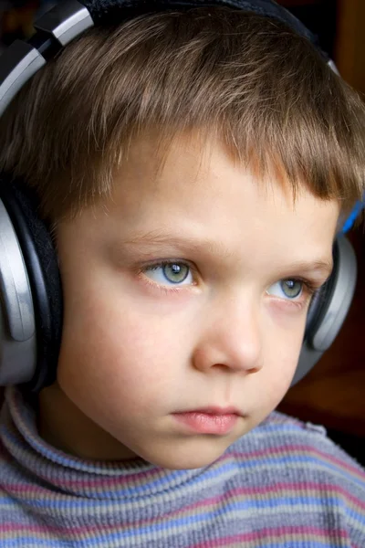 Kleine jongen in oor-telefoons — Stockfoto