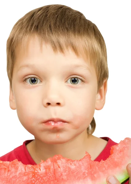 Junge isst ein Stück Wassermelone — Stockfoto