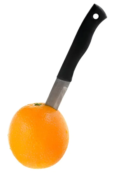 Orange avec un couteau inséré — Photo