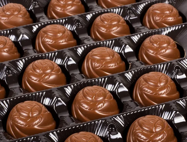 Шоколадні цукерки в коробці — стокове фото