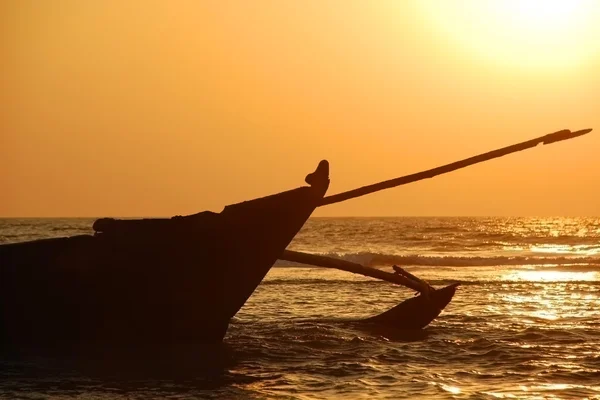 Vissersboot bij zonsondergang — Stockfoto