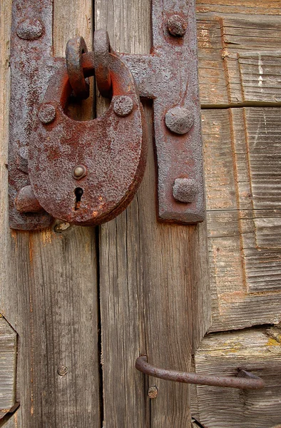 Candado y manija en puerta de madera —  Fotos de Stock