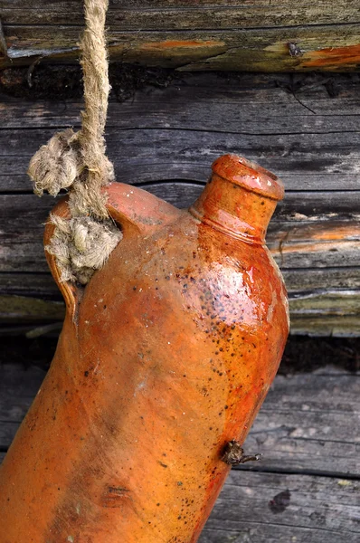 Keramische fles op het touw — Stockfoto