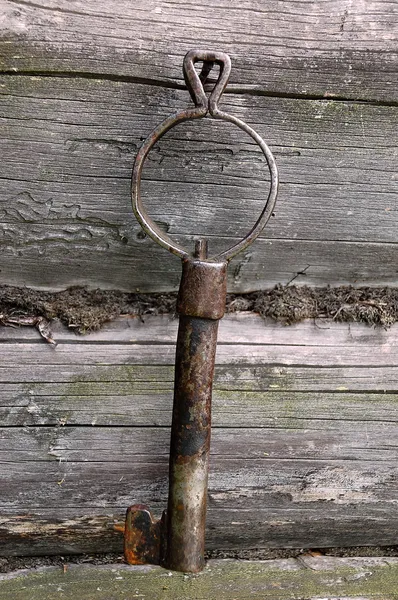 Gefälschter Oldtimer-Schlüssel an der Wand — Stockfoto