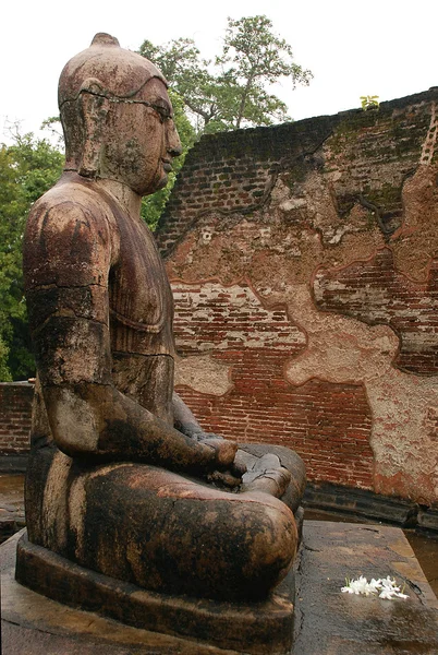 Posąg Buddy siedzącego w vatadage temp — Zdjęcie stockowe