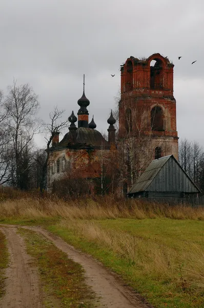 Gamla kyrkan och halshuggen klocktorn — Stockfoto