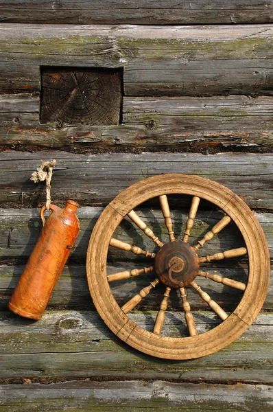 Керамічна пляшка і прядильне колесо на — стокове фото