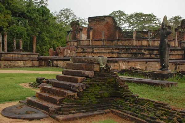 Ruinerna av dalada-maluwa i polonnaruwa, s — Stockfoto