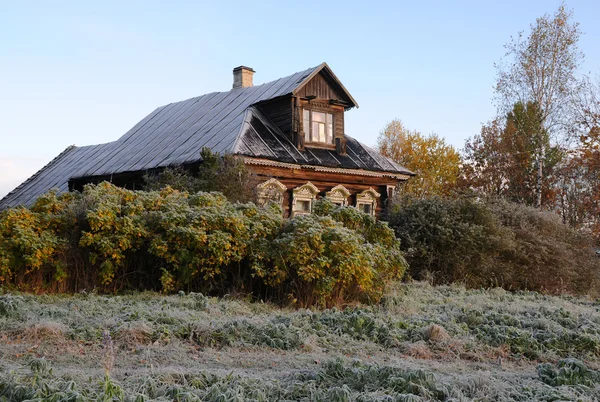 Dom w rosyjskiej miejscowości pod koniec — Zdjęcie stockowe