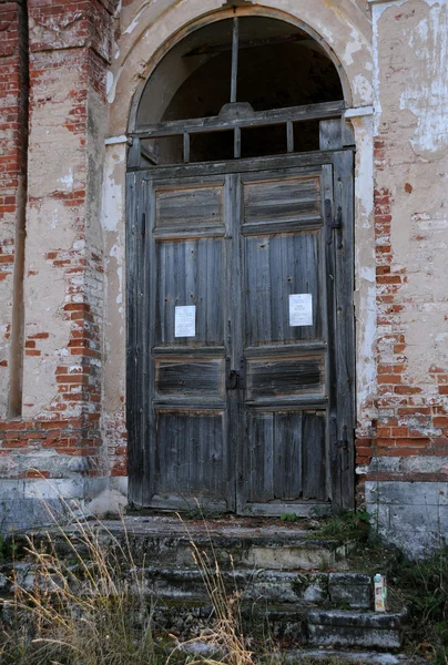 Заброшенный церковный вход — стоковое фото