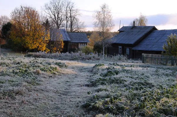 Russisches Dorf nach erster Frostnacht — Stockfoto