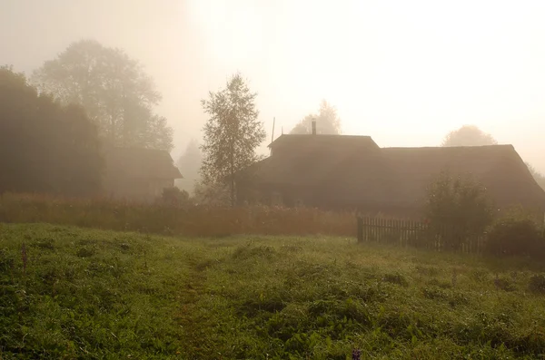 Foggy Sunrise na aldeia russa — Fotografia de Stock