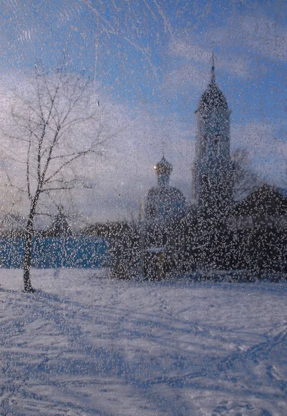 Вид на церковь через морозное окно — стоковое фото