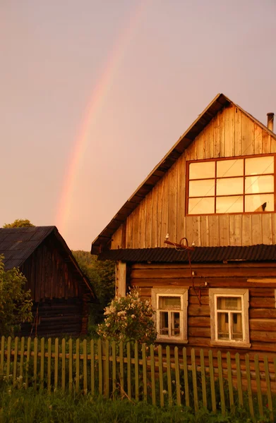 Regenbogen über russischem Dorf — Stockfoto