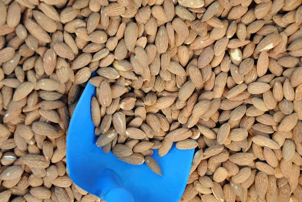 Almonds And Scoop On The Market — Stock Photo, Image