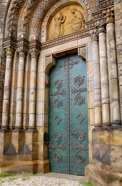 Katholieke kerk deur — Stockfoto