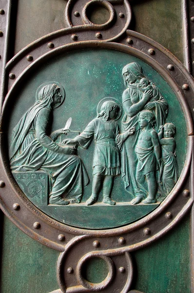 Фрагмент католицької церкви двері — стокове фото
