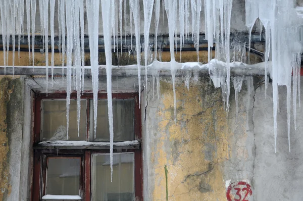 Окно дома зимой — стоковое фото