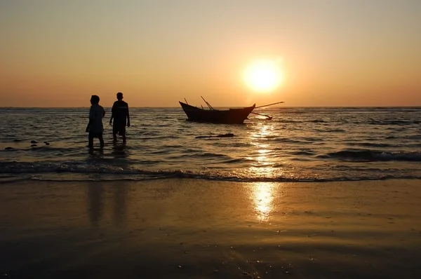Pescadores ao pôr do sol — Fotografia de Stock