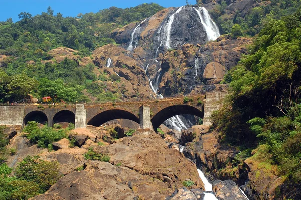 Dudhsagar watervallen en spoorwegbrug — Stockfoto