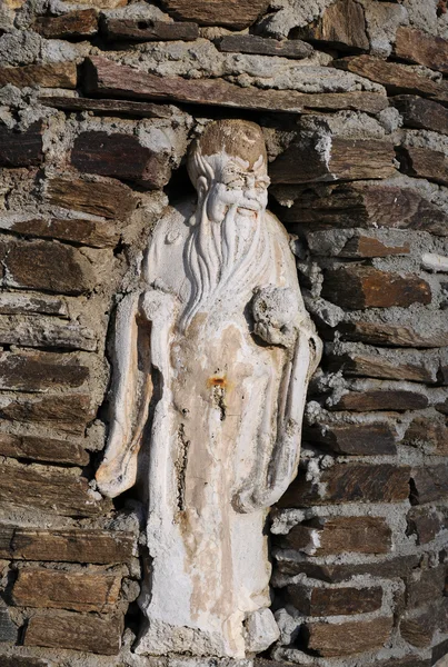 Статуя в нише стены — стоковое фото