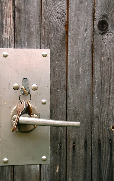 Lock montage in de houten deur — Stockfoto