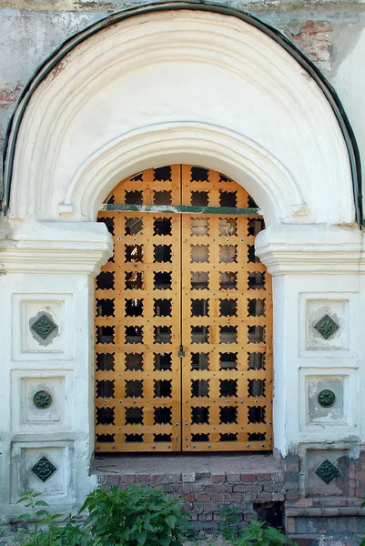Двері до церкви під реконструкцію — стокове фото