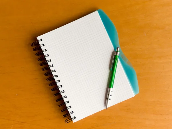 Spiraal notitieboekje met pen — Stockfoto
