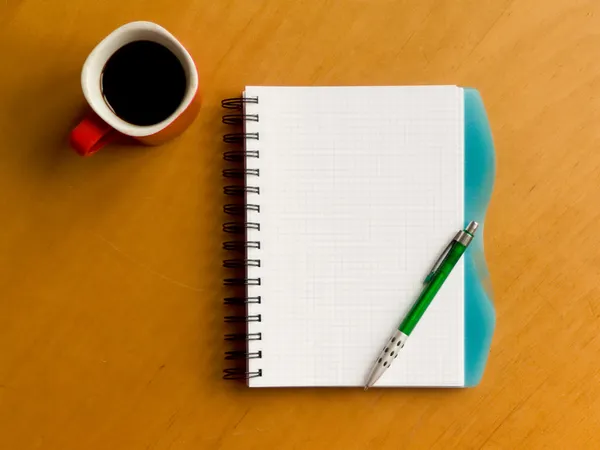 커피와 노트북의 컵 — 스톡 사진