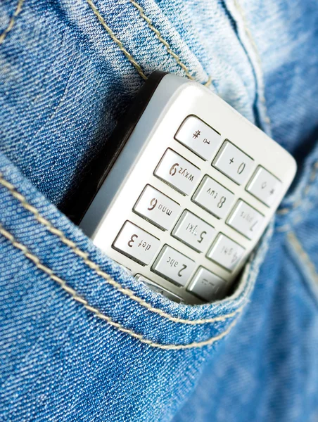 Телефон в кармане — стоковое фото