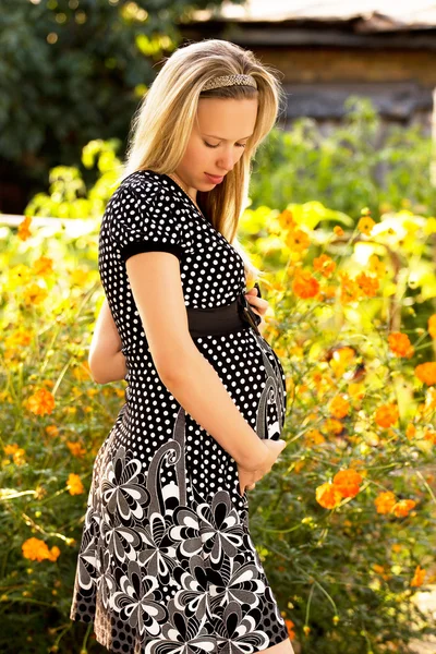 Krásná těhotná dívka — Stock fotografie