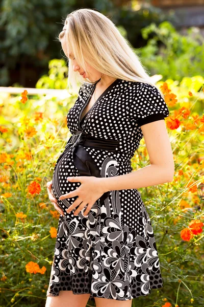 Mooi zwangere meisje — Stockfoto