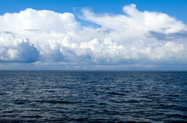 Bewolkt blauwe hemel boven de zee — Stockfoto