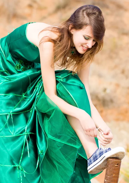 Vacker flicka i grön klänning — Stockfoto