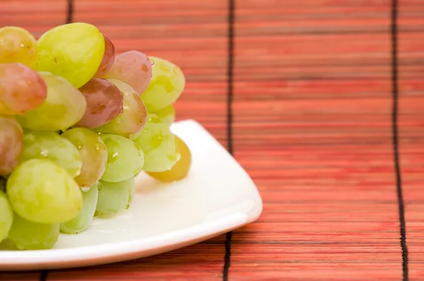 Winogron na talerzu — Zdjęcie stockowe