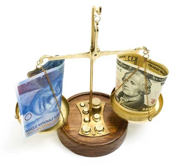 Dinheiro em uma escala de equilíbrio — Fotografia de Stock