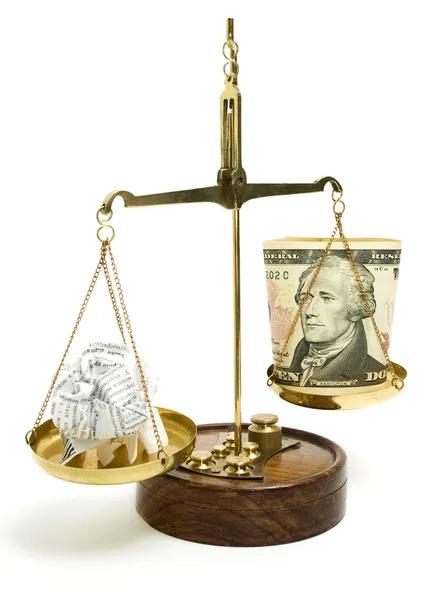 Geld op een schaal van evenwicht — Stockfoto