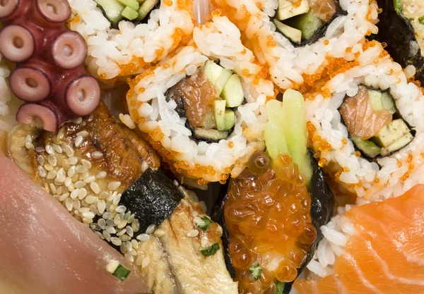 Вкусные суши в японском ресторане — стоковое фото