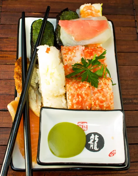Sushi. japanisches Gericht, Genuss heute. — Stockfoto