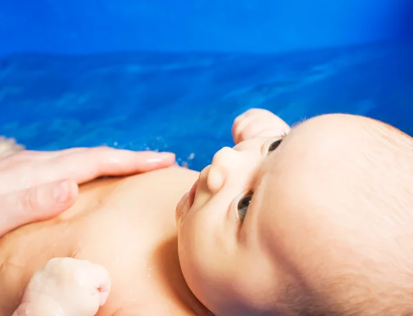 Bebé nadando —  Fotos de Stock