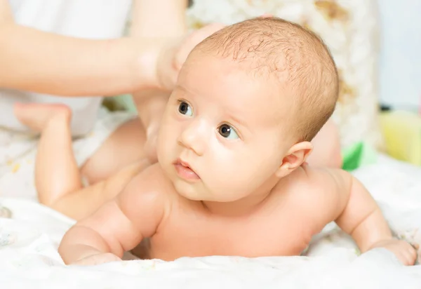 Masajeando bebé —  Fotos de Stock