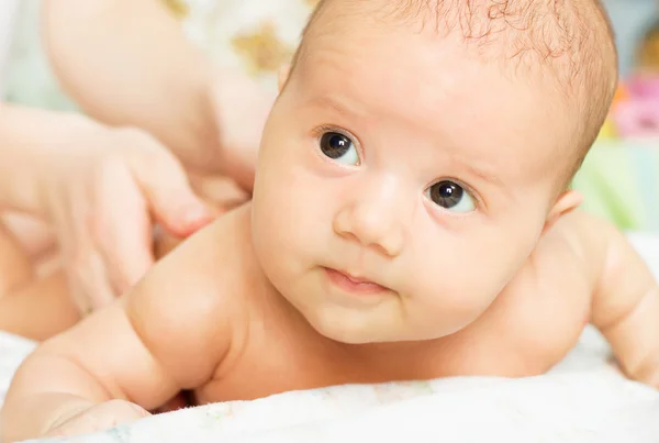 Masajeando bebé —  Fotos de Stock